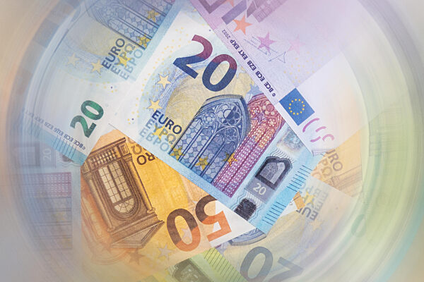 Fotomontage, Euro-Banknoten erscheinen in einem kreisförmigen Strudel wie in einer Schleuder. Das Bild symbolisiert Geldwäsche, ein finanzielles Schuldenloch und wirtschaftliche Krisen, bei denen Geld scheinbar verschwindet und Kosten explodieren.