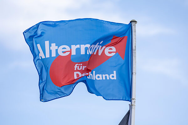 AfD-Symbolbild: AfD-Fahne an einem Wohnhaus in der Pfalz