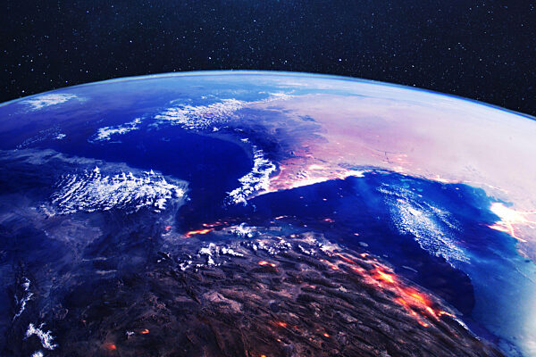 Cinematische Satellitenansicht des Strait of Hormuz und von Iran bei Nacht, die leuchtenden Stadtlichter und strategischen Küstenlinien zeigt. Konzept geopolitischer Spannungen, Energiesicherheit und regionaler Konflikte