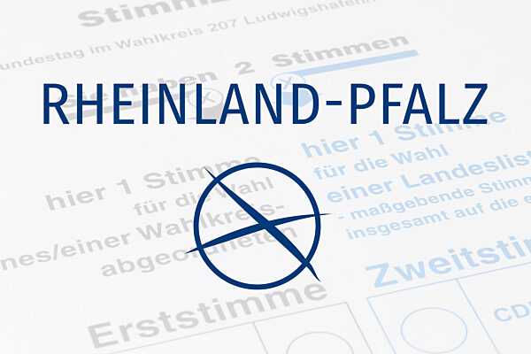 (Fotomontage) Schriftzug RHEINLAND-PFALZ und Wahlkreuz vor einem Stimmzettel