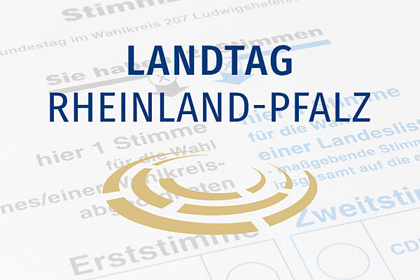 (Fotomontage) Logo und Schriftzug des rheinland-pfälzischen Landtages vor einem Stimmzettel