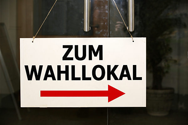 Schild zum Wahllokal