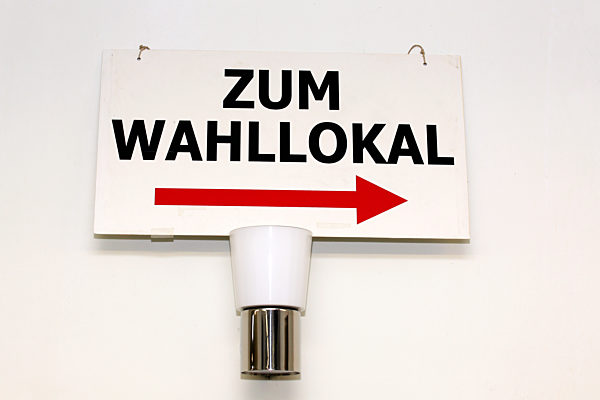 Schild zum Wahllokal