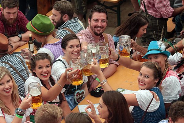 Oktoberfest München das Festzelt Hofbräu von Innen...