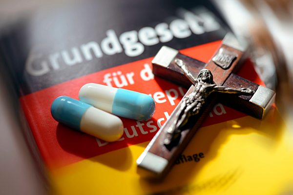 Deutsches Grundgesetz und Kreuz, Symbolfoto Sterbehilfe und Gesetz