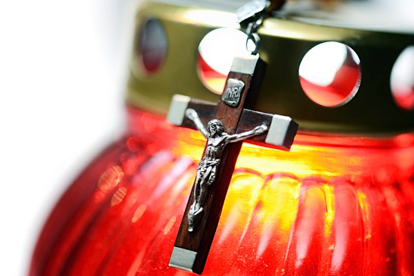 Kreuz an einem Grablicht, Symbolfoto Sterbehilfe