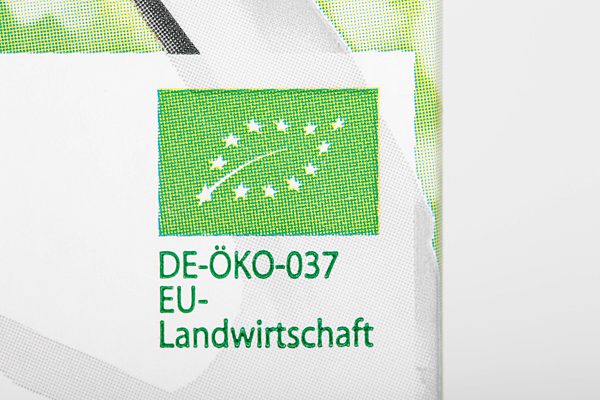 EU-Bio-Logo auf Milchverpackung im Tetra Pack