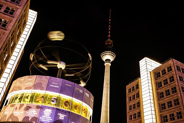 weltzeituhr und fernsehturm in berlin am alexanderplatz