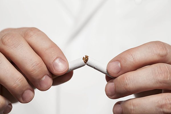 Arzt rät mit dem Rauchen aufzuhören