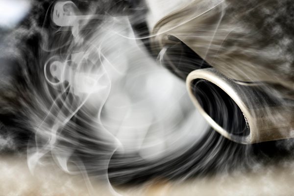 Qualmender Auspuff an einem Auto