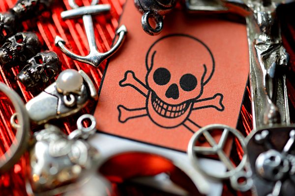 Schmuck und Warnschild mit Totenkopf, Schadstoffe in Modeschmuck