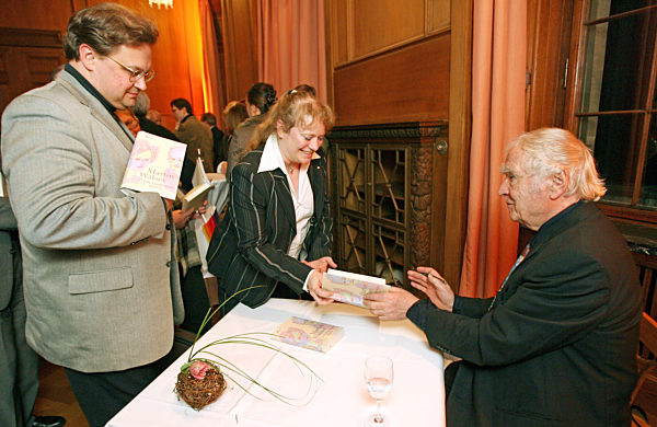 Der Schriftsteller Martin Walser signiert am Mittwoch (27.02...