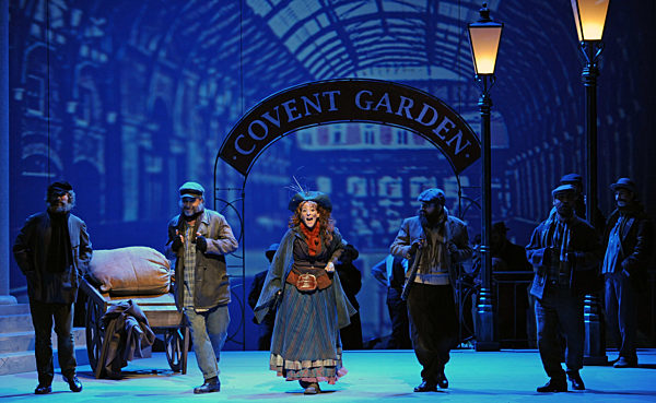 Darsteller proben am 15.01.2009 auf der Bühne des Theaters Erfurt eine Szene...