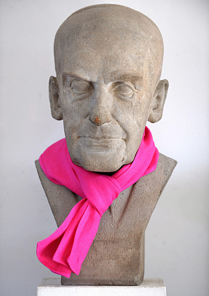 In der Bauhaus-Universität in Weimar trägt die Büste des Bauhaus-Gründers...