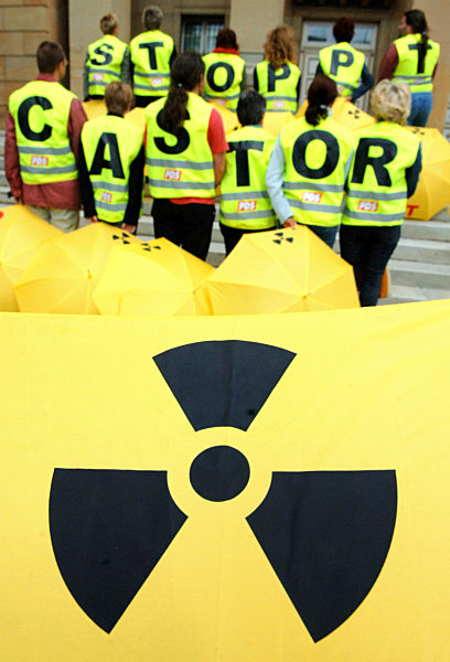 Gegen den Castor-Transport durch Thüringen protestieren Mitglieder der...