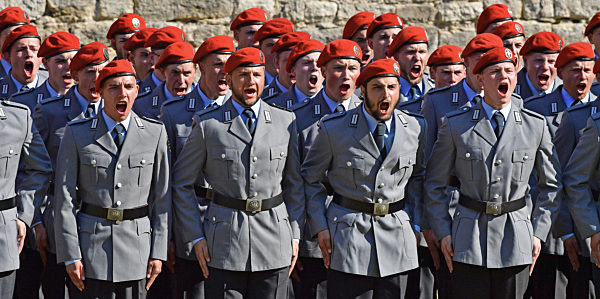 Feierliches Gelöbnis neuer Rekruten