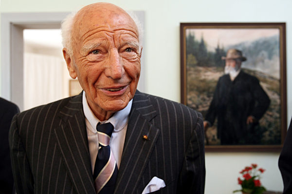 Der frühere Bundespräsident Walter Scheel besichtigt am 14.09...