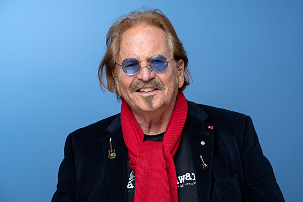 Zander, Frank Frank Zander, born 04.02.1942, is a German singer, musician and actor. He had his first musical successes in the mid-1970s. Some of his songs reached the top of the charts in Germany, Austria and Switzerland. In 1989 he founded "Zett Records" together with his son Marcus Zander and Dieter Poel. The single "Hier kommt Kurt" was in the charts for several weeks. In 1993 Frank Zander wrote and sang the official Hertha BSC club song "Nur Nach Hause (geh'n wir nicht)". He appeared as a presenter together with Helga Feddersen in the programme Plattenküche from 1976. To this day, he is committed to helping the homeless. Since 1995, he has organised the annual Christmas dinner for the homeless and needy in Berlin, at which celebrities serve guests, entertain and distribute gifts.