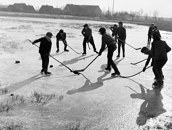 DDR - Eislaufen am Dorfrand