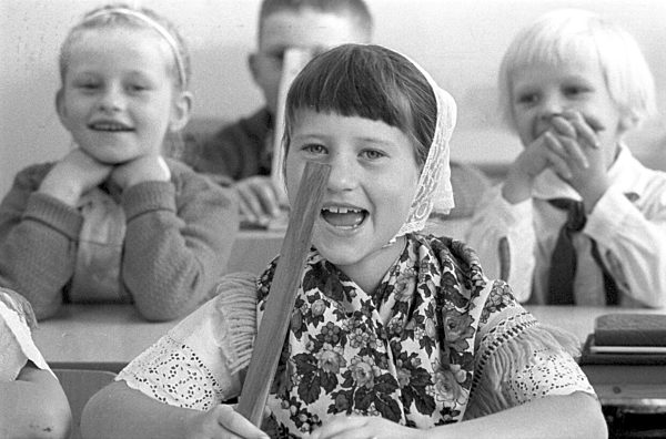 DDR - sorbische Mädchen