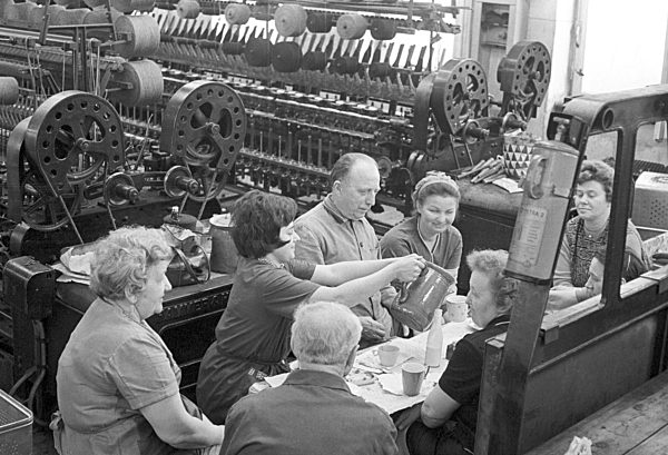 DDR - Frühstückspause neben der Maschine