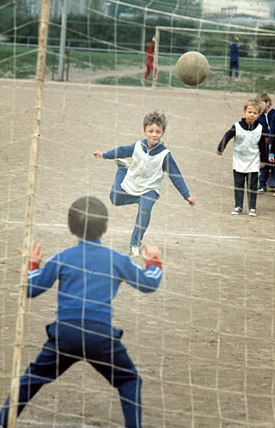DDR - Fußball - Kinderfußball in Berlin