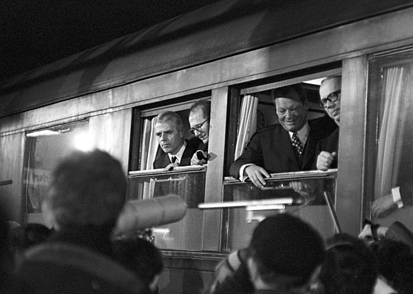 DDR - Politik - Willy Brandt reist aus Erfurt ab - 1970