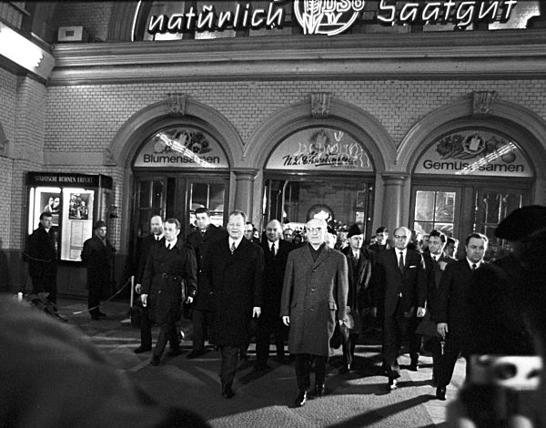 DDR - Politik - Willy Brandt in Erfurt - Verabschiedung am Abend