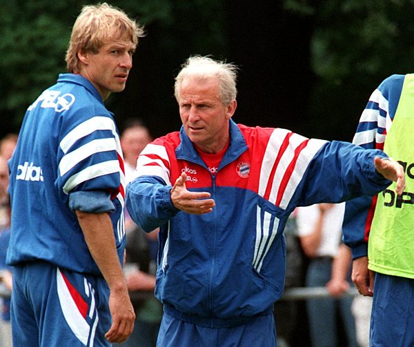 Trapattoni gestikuliert mit Klinsmann