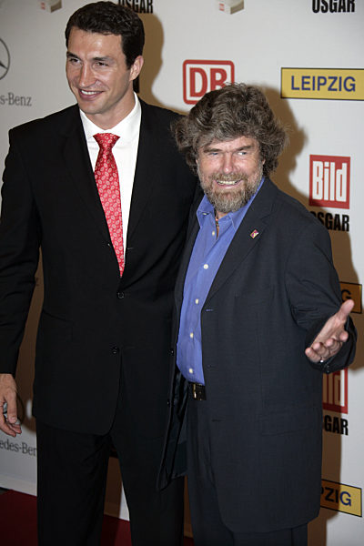 Boxer Wladimir Klitschko und Bergsteiger Reinhold Messner (r)...