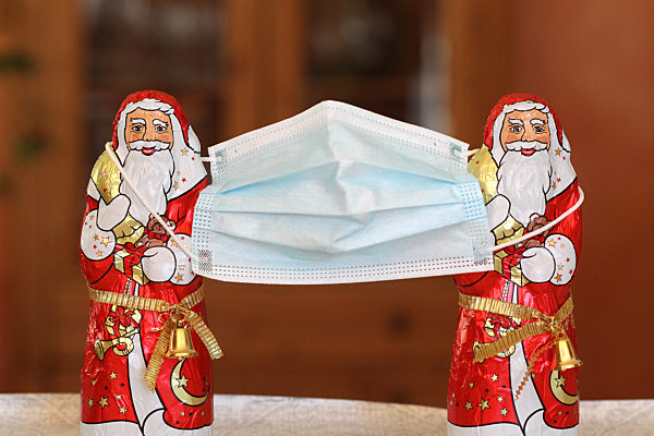 Themenbild - Weihnachtsgeld, Weihnachtsgratifikation, Nikolaus, Weihnachtsmann, Schokoladennikolaus mit Einwegschutzmaske