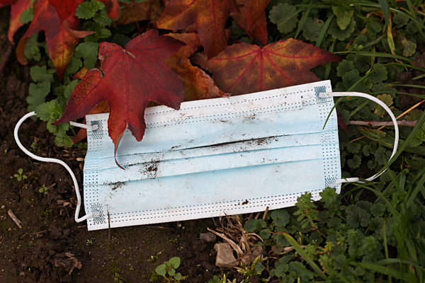 Themenbild - blaue Einwegschutzmaske, Coronamaske, Mundschutz im Freien