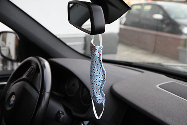 Themenbild - blaue Einwegschutzmaske, Coronamaske, Mundschutz im Freien