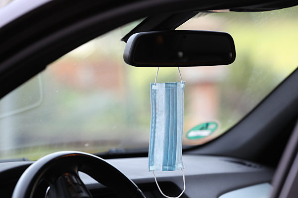 Themenbild - blaue Einwegschutzmaske, Coronamaske, Mundschutz im Freien