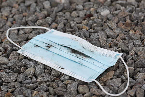 Themenbild - blaue Einwegschutzmaske, Coronamaske, Mundschutz im Freien