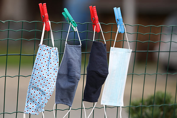 Themenbild - blaue Einwegschutzmaske, Coronamaske, Mundschutz im Freien