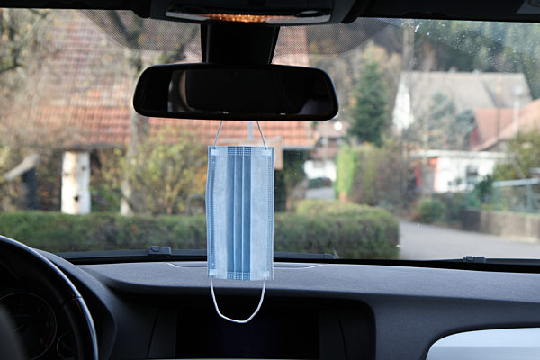 Themenbild - blaue Einwegschutzmaske, Coronamaske, Mundschutz im Freien