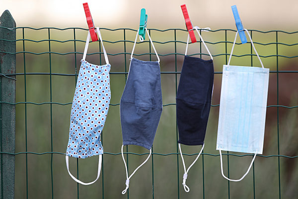 Themenbild - blaue Einwegschutzmaske, Coronamaske, Mundschutz im Freien