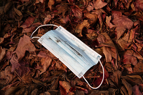 Themenbild - blaue Einwegschutzmaske, Coronamaske, Mundschutz im Freien