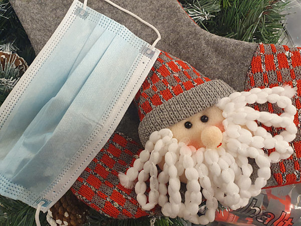 Themenbild - Vorweihnachtszeit, Adventszeit, Weihnachtszeit in der Coronakrise blaue Einwegschutzmaske, Coronamaske, Mundschutz