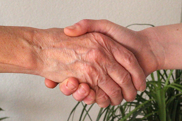 Themenbild - Menschenhaende, Haende, alte und junge Haende, Frauenhaende, Maedchenhaende