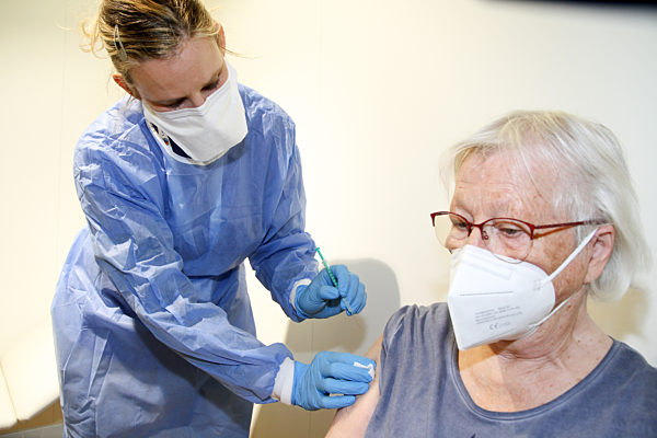 Themenbild - Kreisimpfzentrum Kenzingen, Landkreis Emmendingen, Baden-Württemberg, Corona Schutzimpfung mit dem Impfstoff Biontech und Astrazeneca