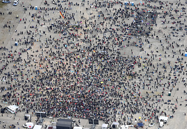 Stuttgart Querdenker Demo 3.4.21 Wasen Corona Covid,
Luftbild,