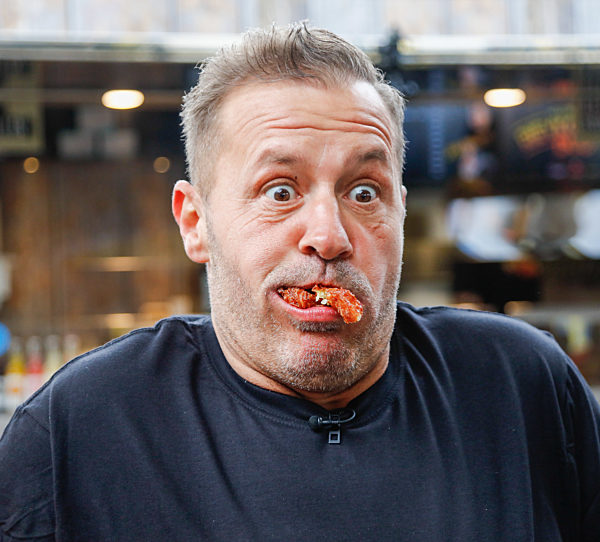 Eroeffnung von Willi Herrens Rievkooche Bud



Wat ne koelsche Kehrtwende: Statt Mallorca-Hits steht der Name Willi Herren jetzt fuer Reibekuchen
Reibekuchen?!  Das ist doch Herren-Sache! Willi Herren eroeffnet seinen ersten exklusiven Reibeku