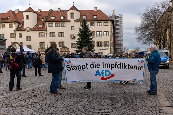 Stuttgarter Demo, AfD und Antifa auf dem Schillerplatz, 11.12.2021,