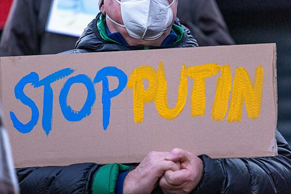 Themenbilder: Friedensdemo fuer die Ukraine auf dem Reutlinger Marktplatz, 27.02.2022