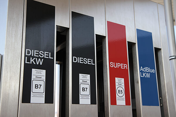 Themenbild - Tankstelle, Benzinpreistafel von Diesel, Super, E10, Preissteigerung, Energie, Verkehr, Transport