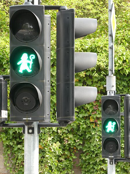 Ampelmännchen in Gestalt des Bonifatius am Dom zu Fulda