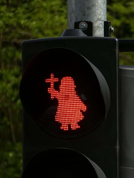 Ampelmännchen in Gestalt des Bonifatius am Dom zu Fulda