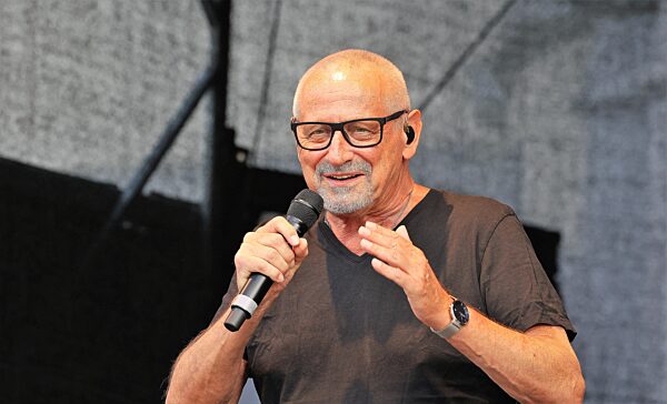 Konstantin Wecker, Fany Kammerlander und Jo Barnikel vor dem Engerser Schloss